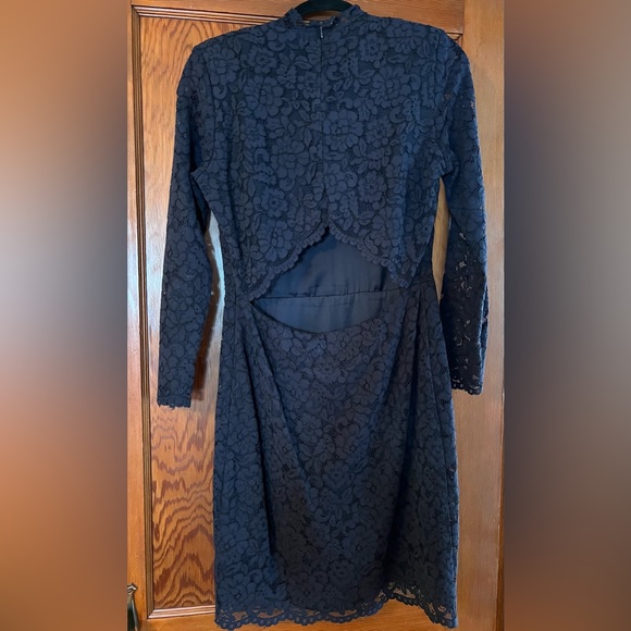 Navy Lace open back dress sz 10 although fits like a sz 6 - Picture 3 of 6